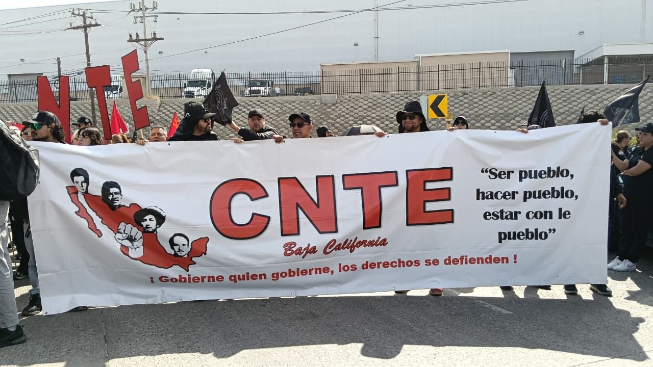 Docentes de la CNTE Bloquean Garita Comercia de Otay en Tijuana
